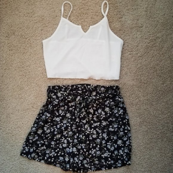 ROMWE Pants - ✨HP✨ Floral Two Piece Crop Top & Shorts Set
